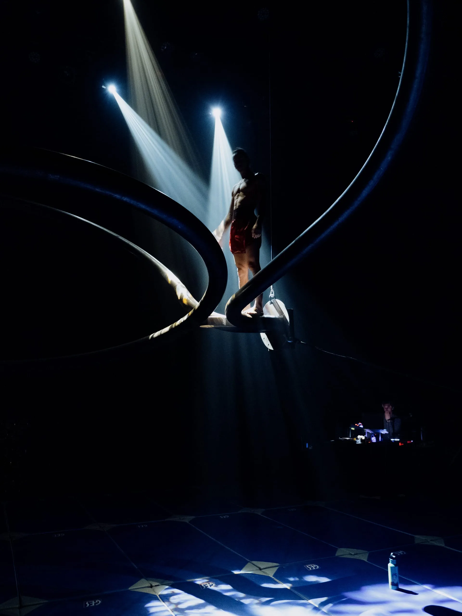 Un danseur se tient sous l’agrès gigantesque ENSŌ lors de la performance donnée au théâtre de la colonne de Miramas